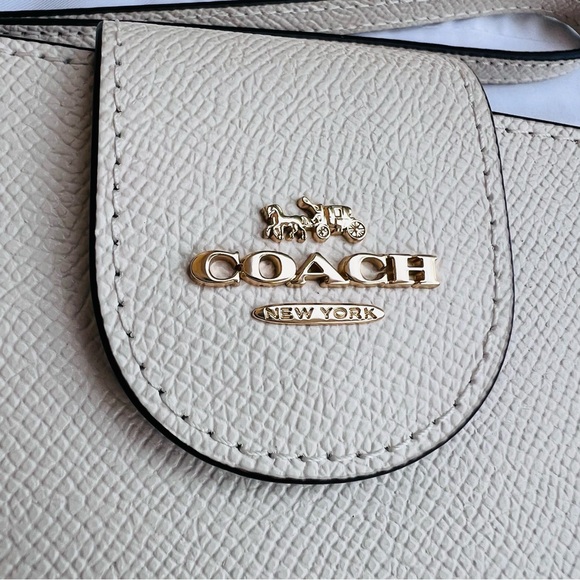 Coach Tech Phone Wallet Crossgrain Leather
Chalk Gold - Picture 2 of 5